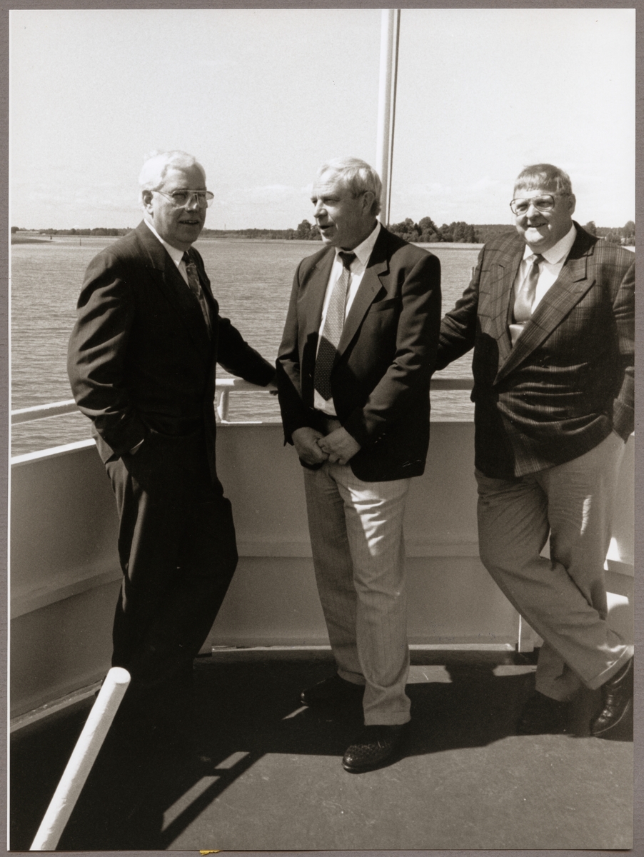 I aktern på fartyget "Svea Lejon" ses från vänster i bild: Henry Dyrén, Stig Eriksson och Bo Elfkvist på Trafikaktiebolaget Grängesberg - Oxelösunds Järnvägar, TGOJ-dagen den 31 maj 1991.