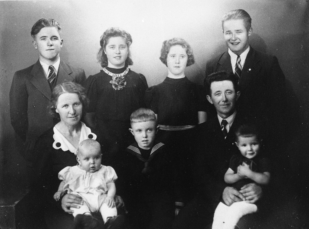Tildor og Ingebjørg Undheim med 7 born. Bak f. v. Harald Undheim (1926 - ), Aslaug Undheim (1929 - ), Gunnlaug Undheim (1932 - ), Petter Undheim (1923 - ), på fanget til mor Ingebjørg Gaute Undheim (1941 - ), Torstein Undheim (1936 - ) og på fanget til far Tildor Sverre Undheim (1940 - ).