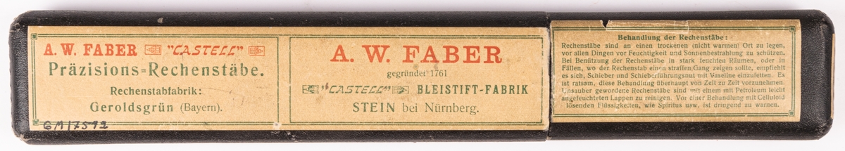 Räknesticka av lövträ med siffersida och baksida av papp. Förvaras i svart läderimiterat pappetui med text. Från firma A.W Faber i Nurnberg.