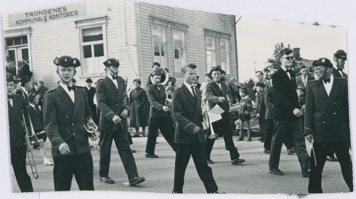 Harstad skoles musikkorps marsjerer ned Skolegata. Trondenes kommunes rådhus i bakgrunnen.