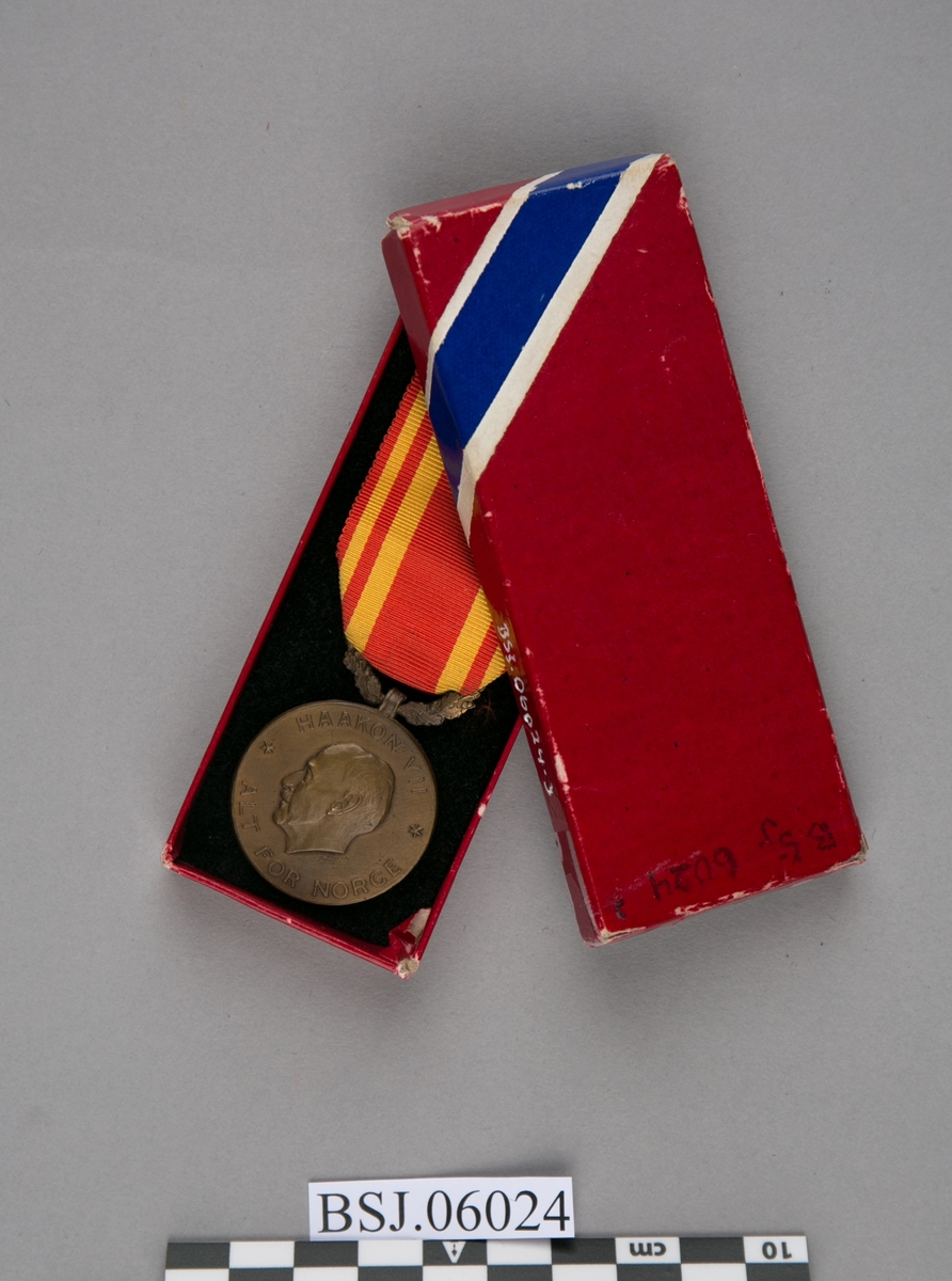Medalje med relieff av Kong Haakon VII i profil (forside).