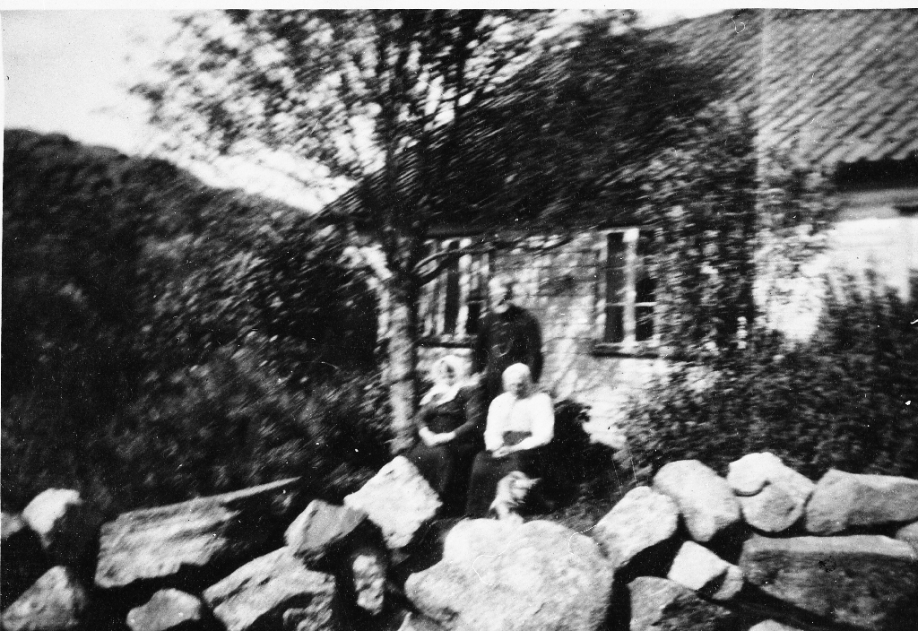 Fløymeland. Framfor heimahuset står Ola Tørreson Undheim (14.11.1854 - 10.09.1933) og den 2. kona Karen Maria Halvarsdtr. Kartavoll (07.08.1854 - 25.02.1924) og søster hennar.