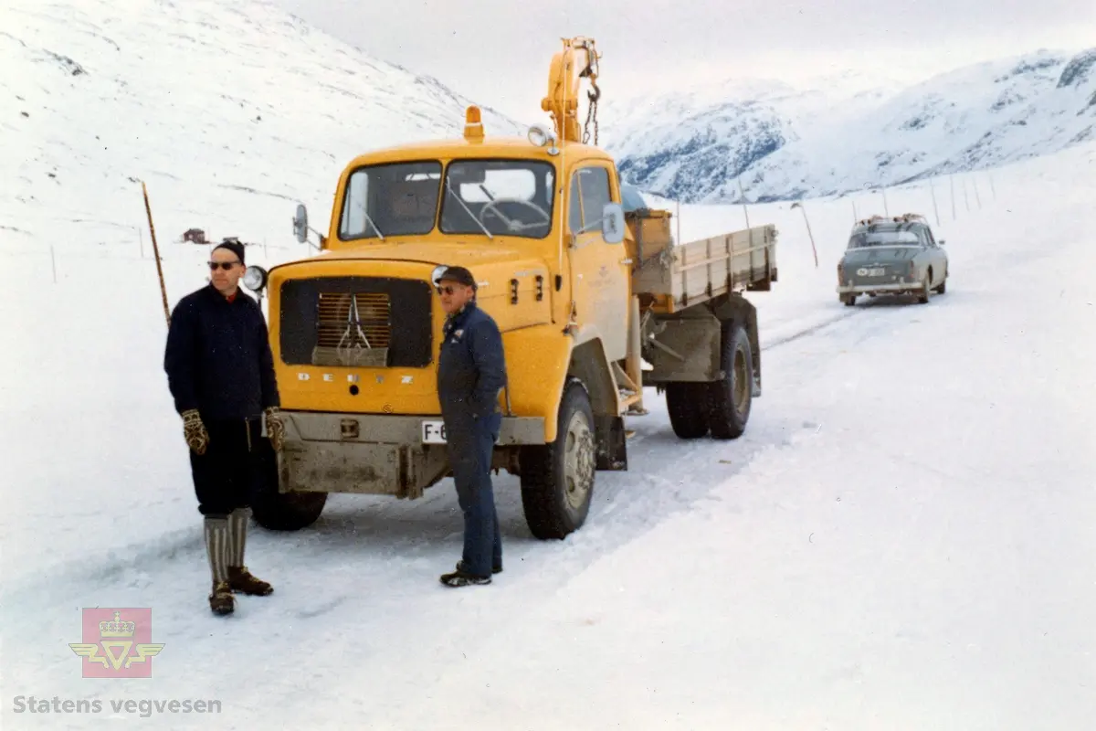 Brøyting med Magirus Deutz lastebil fra1960-tallet.