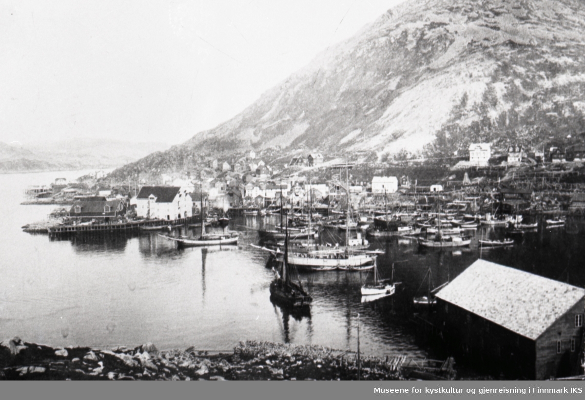 Honningsvåg. Indre havn med båter og bebyggelsen sett fra Klubben. Ca. 1917.