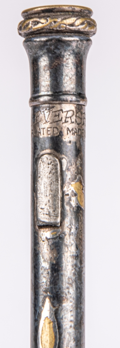 Penna för blyertsstift. Försilvrad. Dekor överst: Band med "drakslinga".
Märkt "WAHL EVERSHARP Silver plateo made in USA" och "Fr. Berg. Gefle."
Innehåller blyertsstift. 1:13cm.