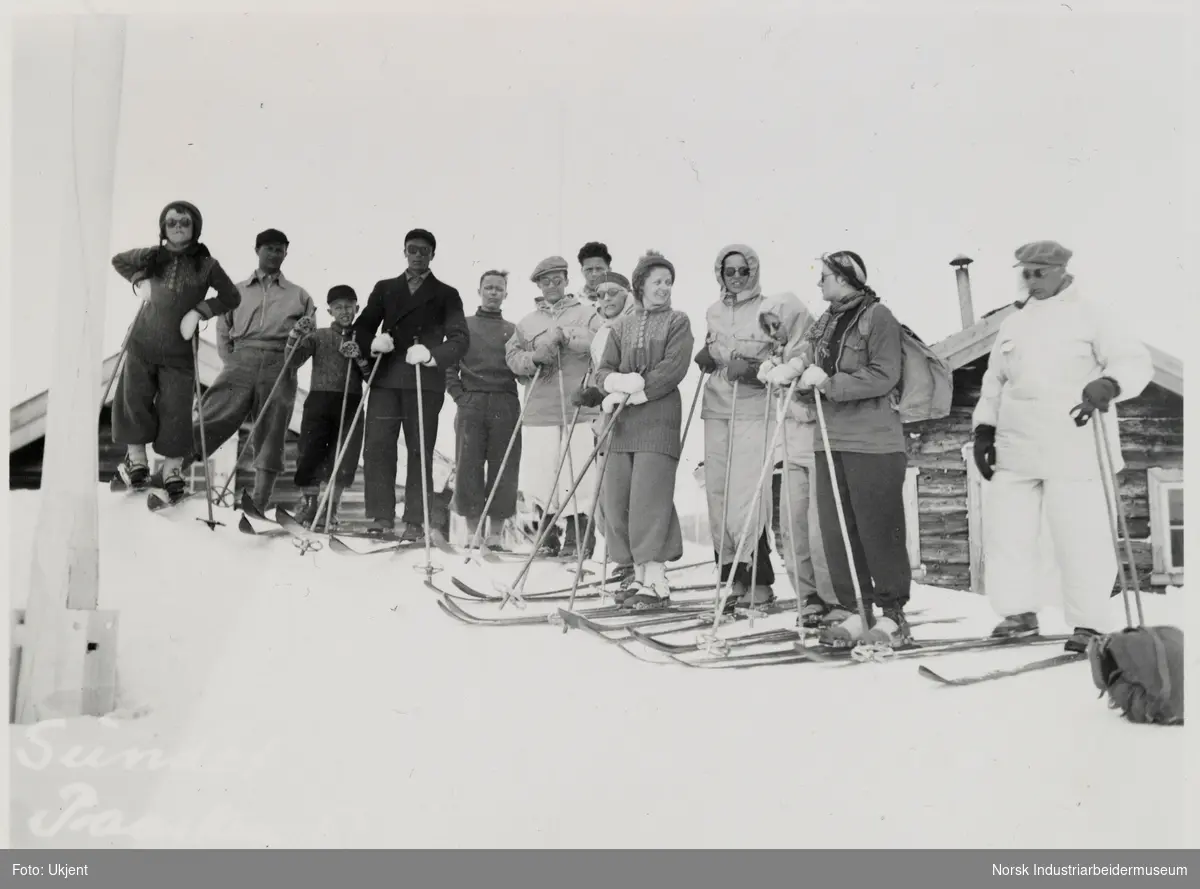 Gruppe med mennesker i turantrekk på skitur