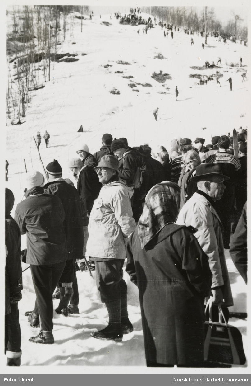 Mennesker ved Rjukan fjellstue ser på skirenn
