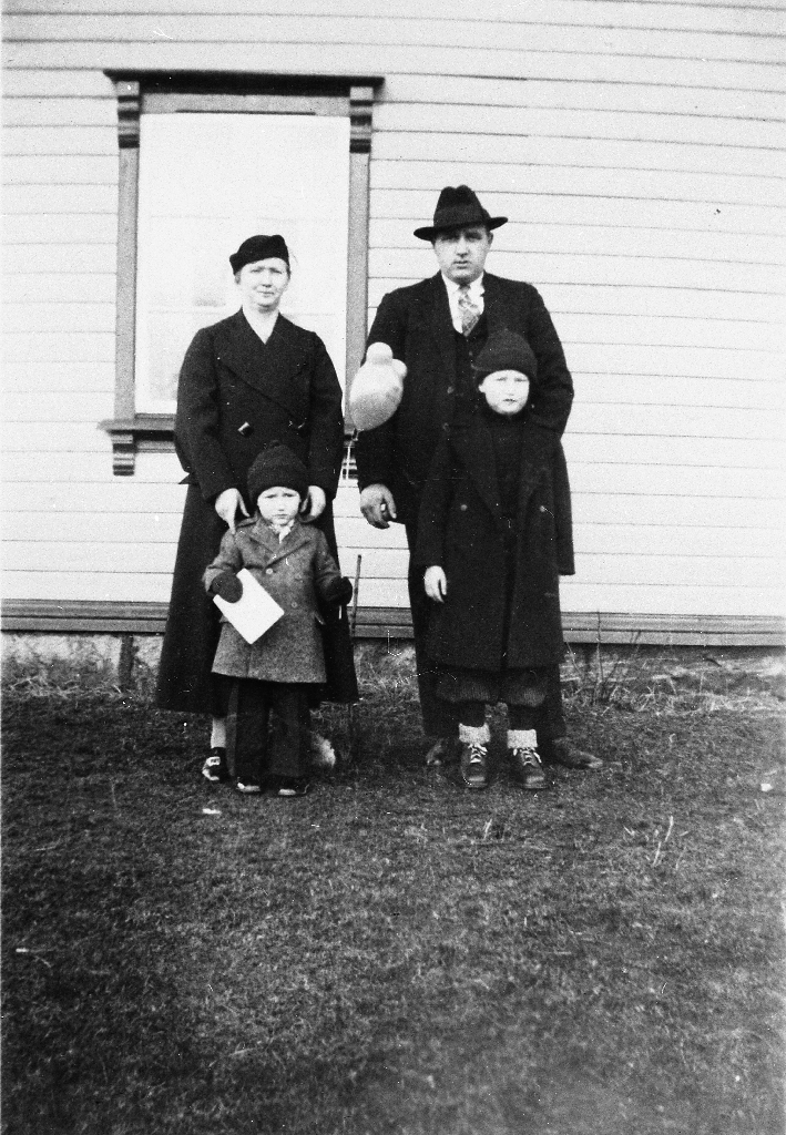 Familien til Elisabeth f. Tunheim (1899 - ) og Arne Håland (1904 - 1971) med barna Einar Håland (1934 - ) og Egil Håland (1931 - 1979)