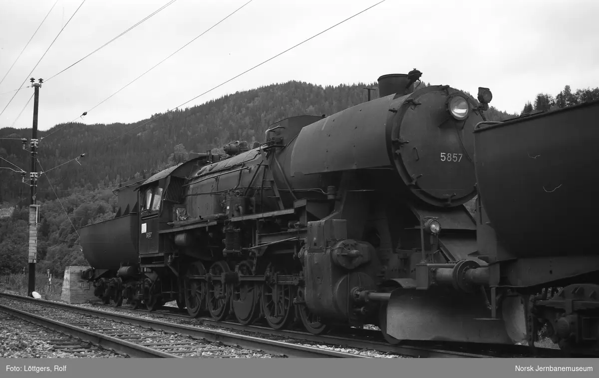 Hensatt damplokomotiv type 63a 5857 på Støren stasjon