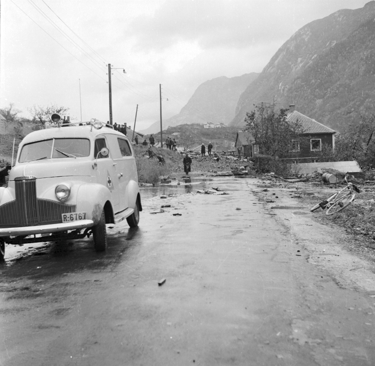 Flaum på Egne Hjem, 18.10.1962. Studebaker ambulanse årsmodell 1946-48 med registreringsnr. R-6767.