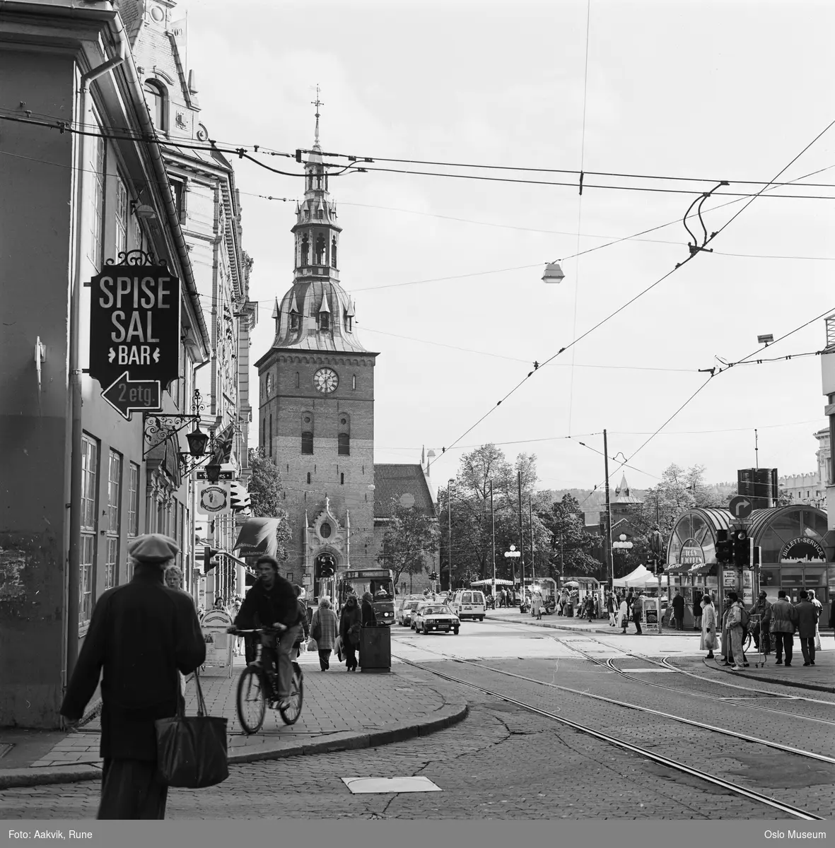 gateløp, trikkeskinner, mennesker, syklist, biler, Stortorvets Gjæstgiveri, torg, Oslo Domkirke