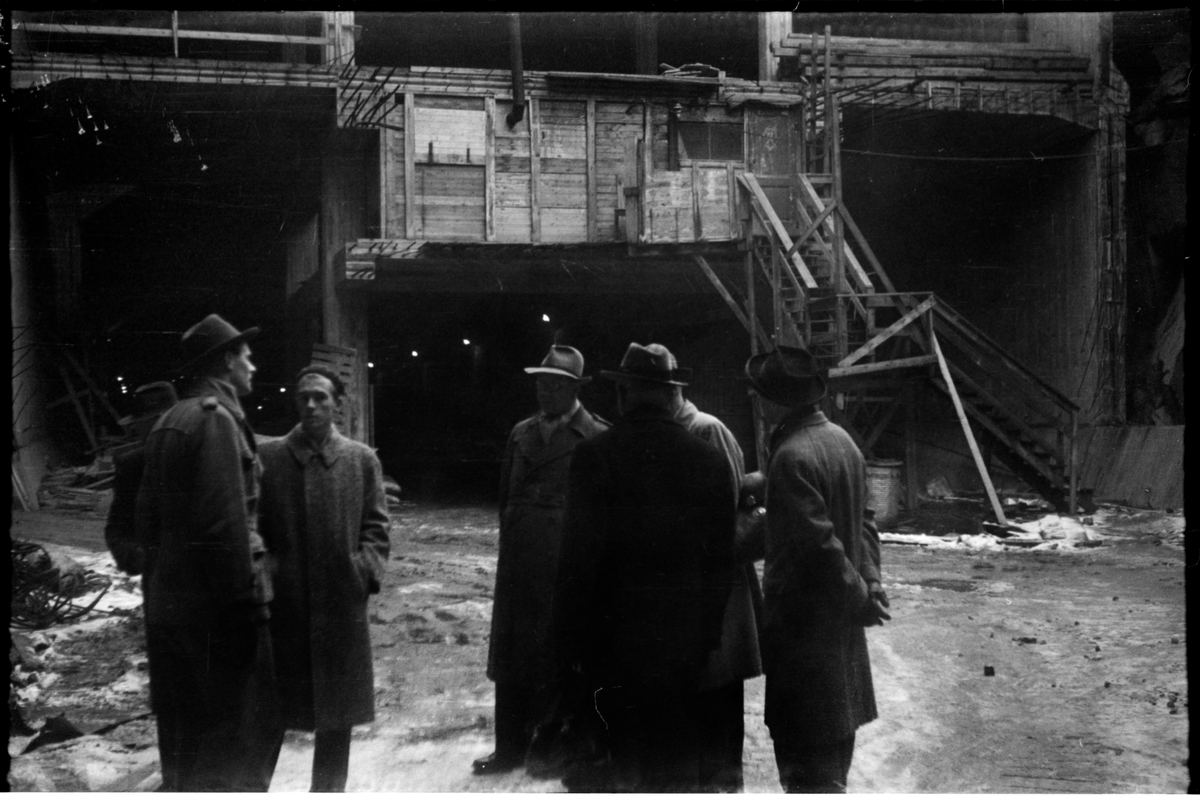Män från Stockholms stadsbyggnadskontor i tunnel vid tunnelbanebygget i Stockholm 1946.