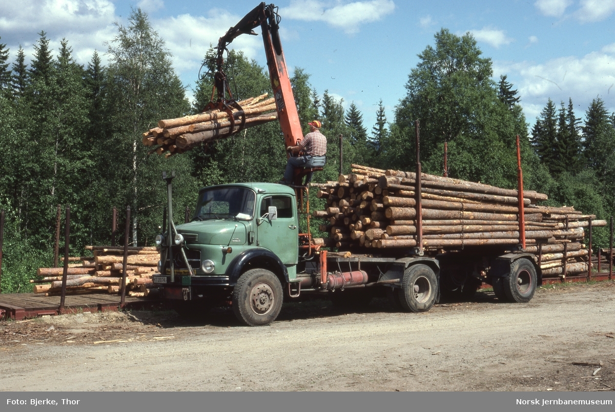 Lasting av tømmervogner fra tømmerbil på Veggli stasjon - bil Mercedes Benz 1519 reg.nr. KT21074