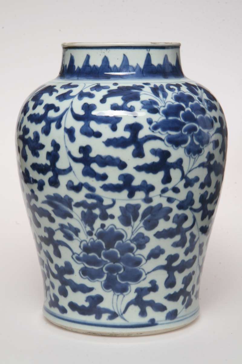 Porselen, mørkeblå blomsterranker på lyseblå bunn. Samme som AS.310599-AS.310600. Restaurert i halsen.