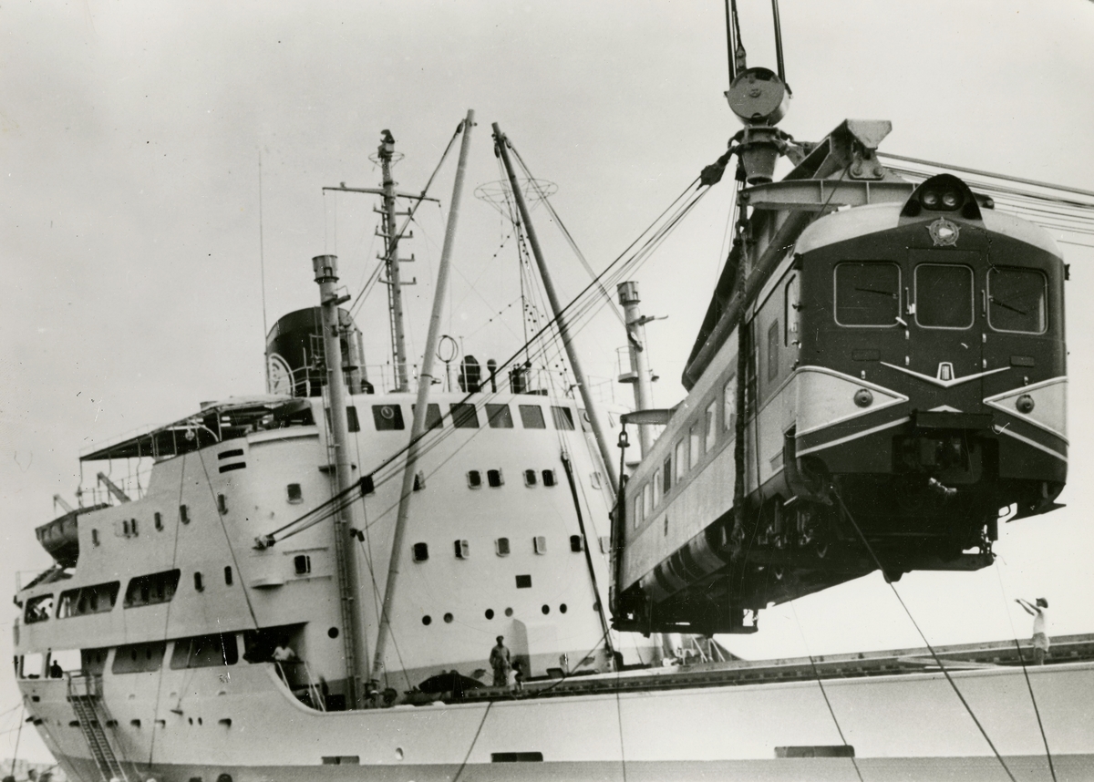 M/S 'Belevelyn' (b.1957)(NV. Scheepswerf De Hoop, Lobith, Nederland), - i Genoa på vei til Cuba med lokomotiver.