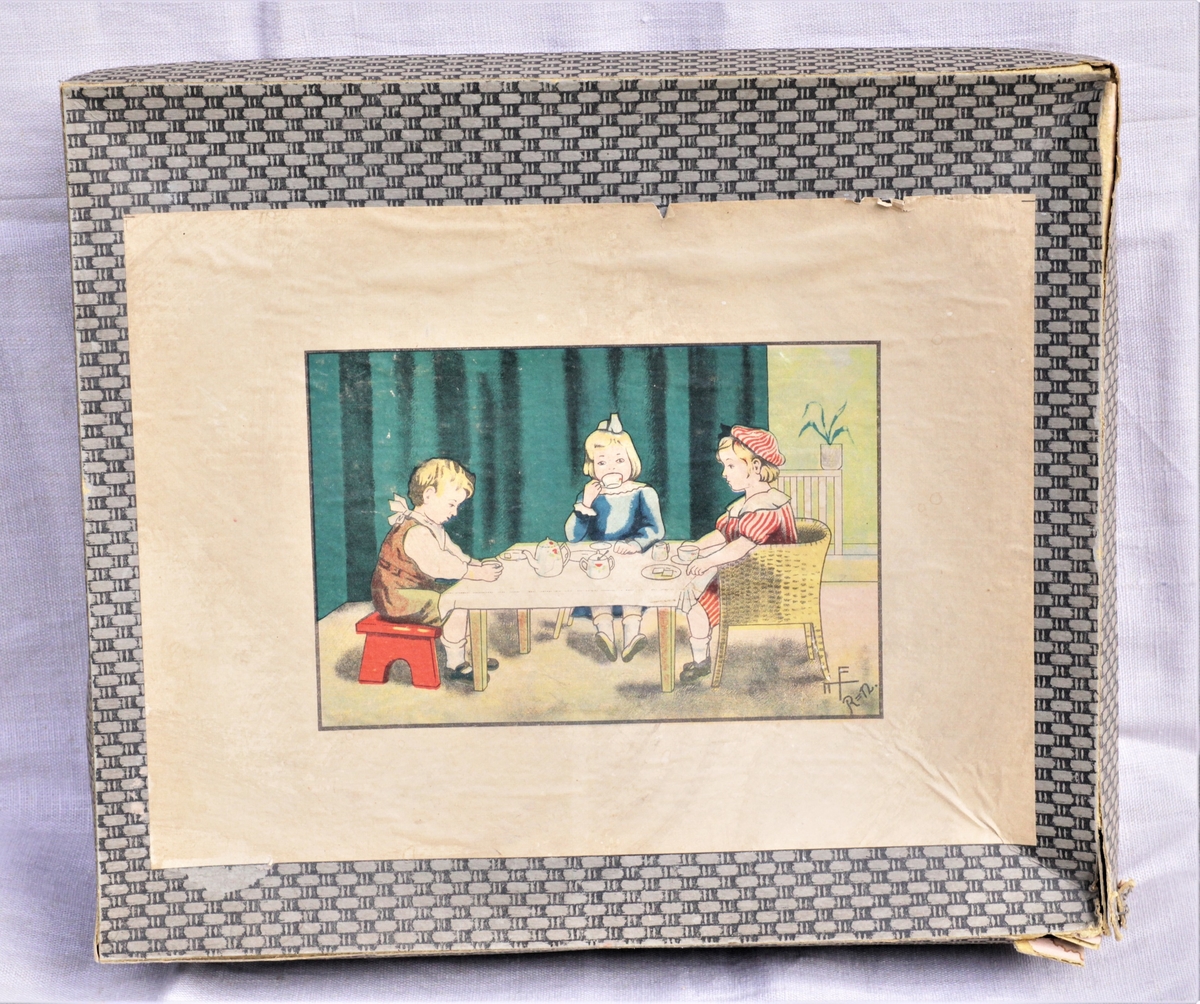 Koppesett av blåfarget porselen dekorert med gull på hankene og ulike barnefjes, to gutter og to jenter. Fire kopper med skål, en kaffekanne med lokk, en sukkerkopp med lokk, en fløtemugge. På esken er det bilde av barn som holder kaffeselskap.