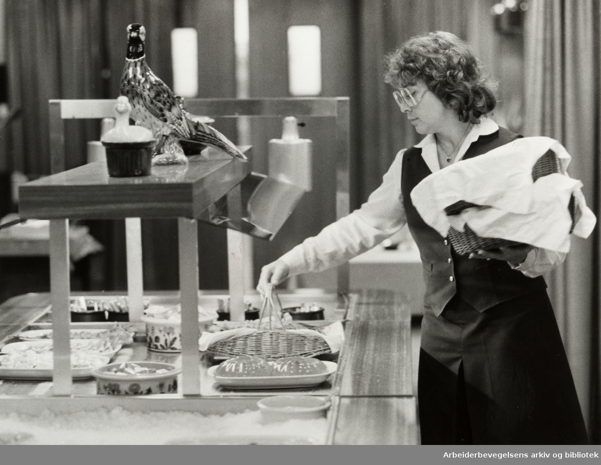 Linne Hotell. Servitør Anne Lindahn gjør i stand lunsjbordet. November 1982