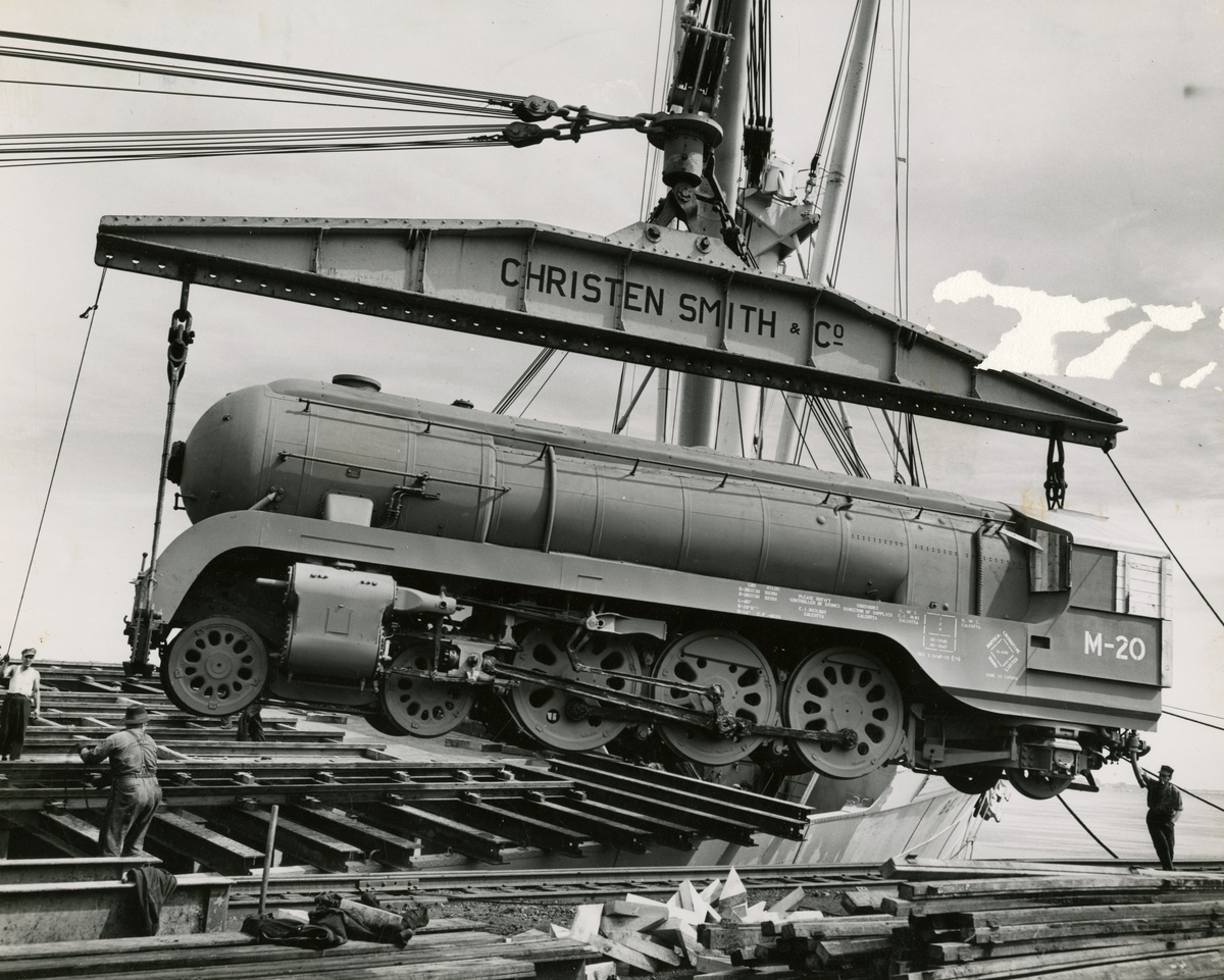 M/S ‘Belocean’ (ex 'Empire Canute')(b.1947)(Greenock D.Y.& Co. Ltd., Greenock), -laster 33 lokootiver og kullvogner i Montreal på vei til Calcutta.