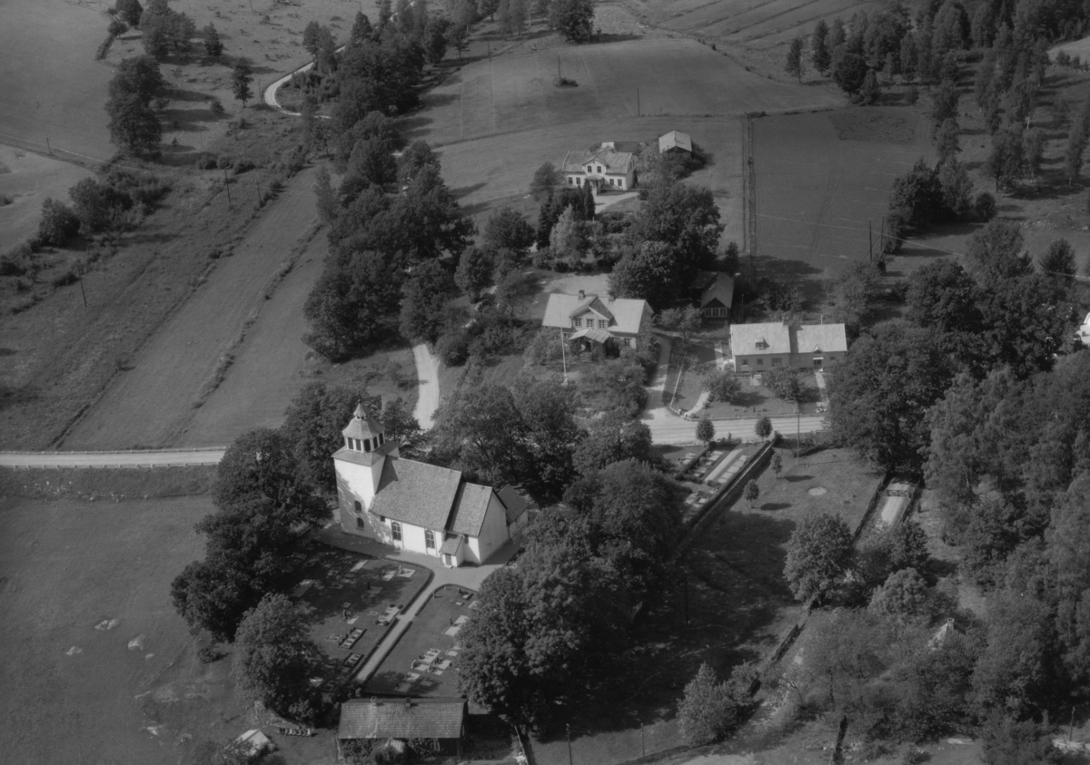 Flygfoto över Smålands Farstorp i Vetlanda kommun, Jönköpings län.  Nr: 1218/1957