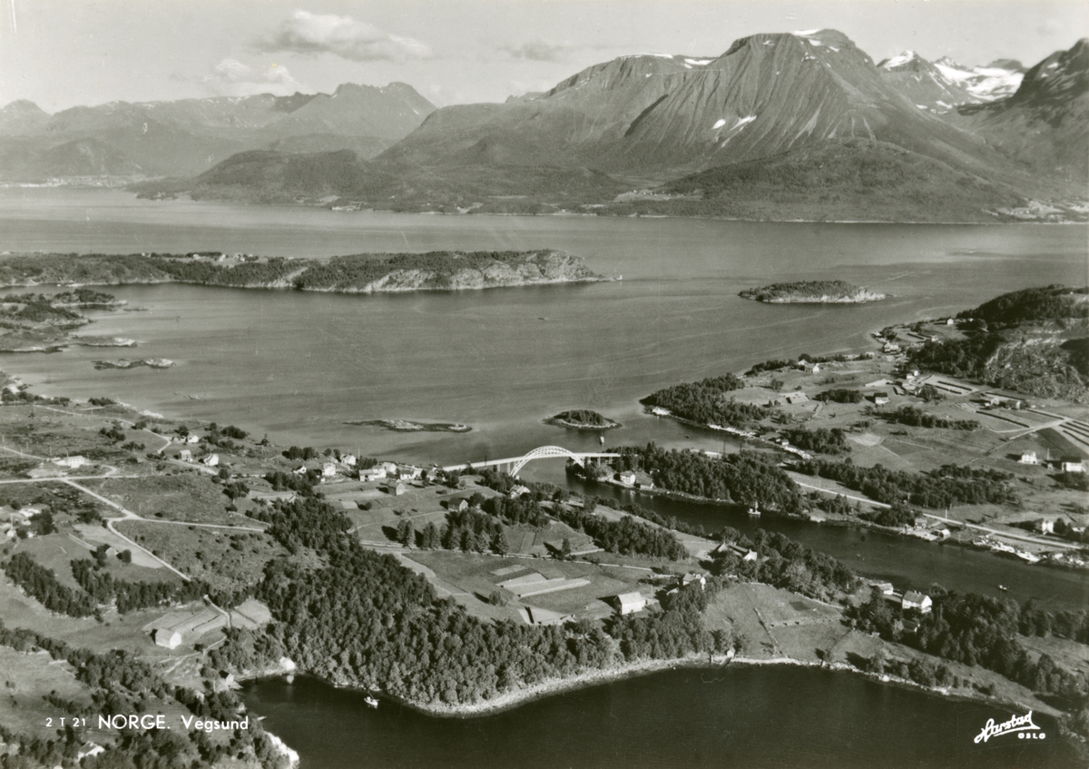 Luftfoto av Vegsundet med Vegsundbrua.