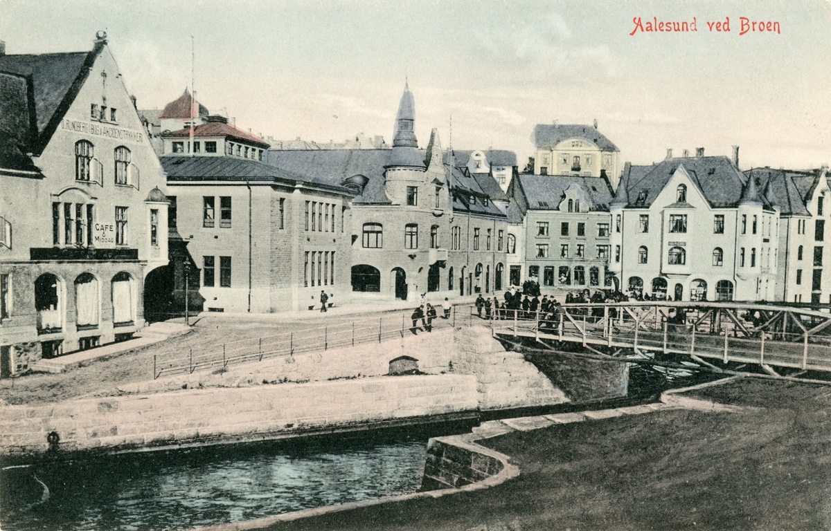 Oversiktsbilde av Hellebroa og bygningene ved Apotekertorget i Ålesund.