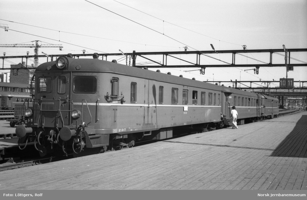 Elektrisk motorvognsett type 68A med persontog til Østfoldbanen på Oslo Østbanestasjon