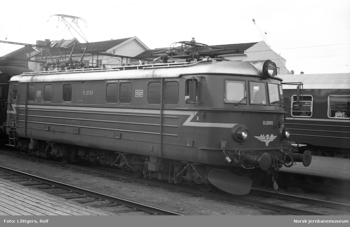 Elektrisk lokomotiv El 11 2093 med persontog på Oslo Østbanestasjon