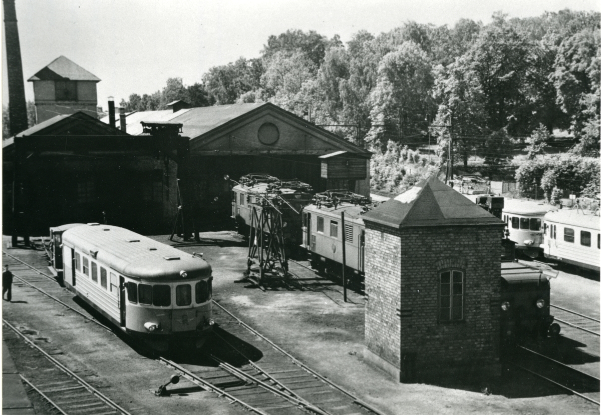 Lokstallarna vid Lögarängen i Västerås, mittemot gamla fängelset.
Med tågsätt framför lokstallarna.