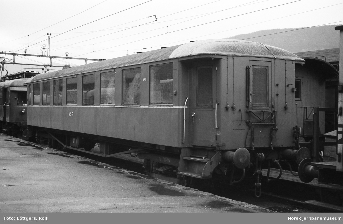 Personvogn litra Bo3d nr. 450 på Voss stasjon.