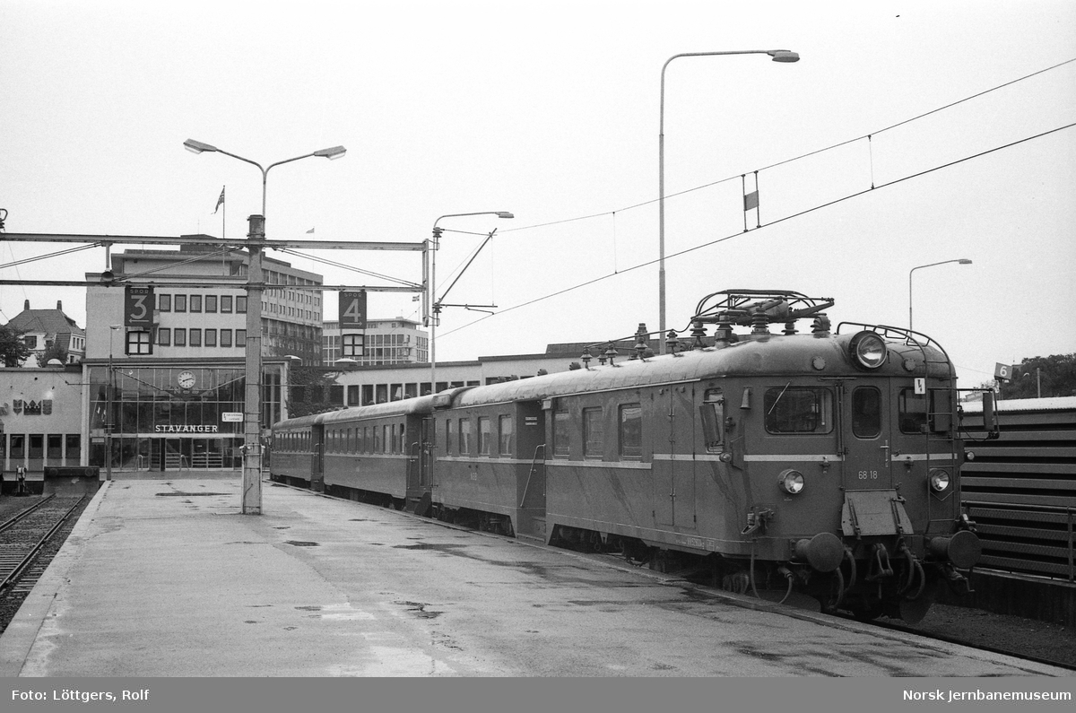 Elektrisk motorvognsett type 68A på Stavanger stasjon.
