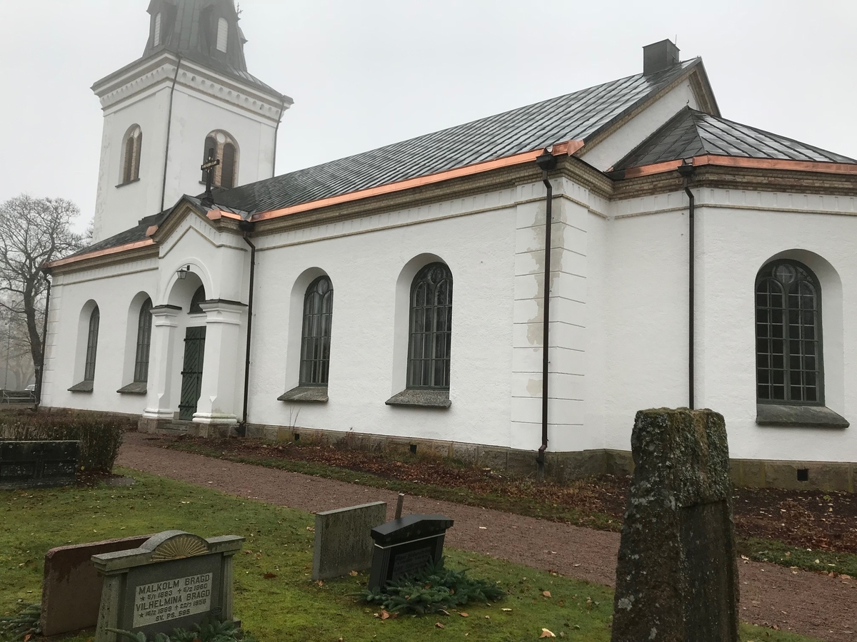 Exteriör, Kärda kyrka i Kärda socken, Värnamo kommun, med nyligen utbytt fotränna till plåttaket.