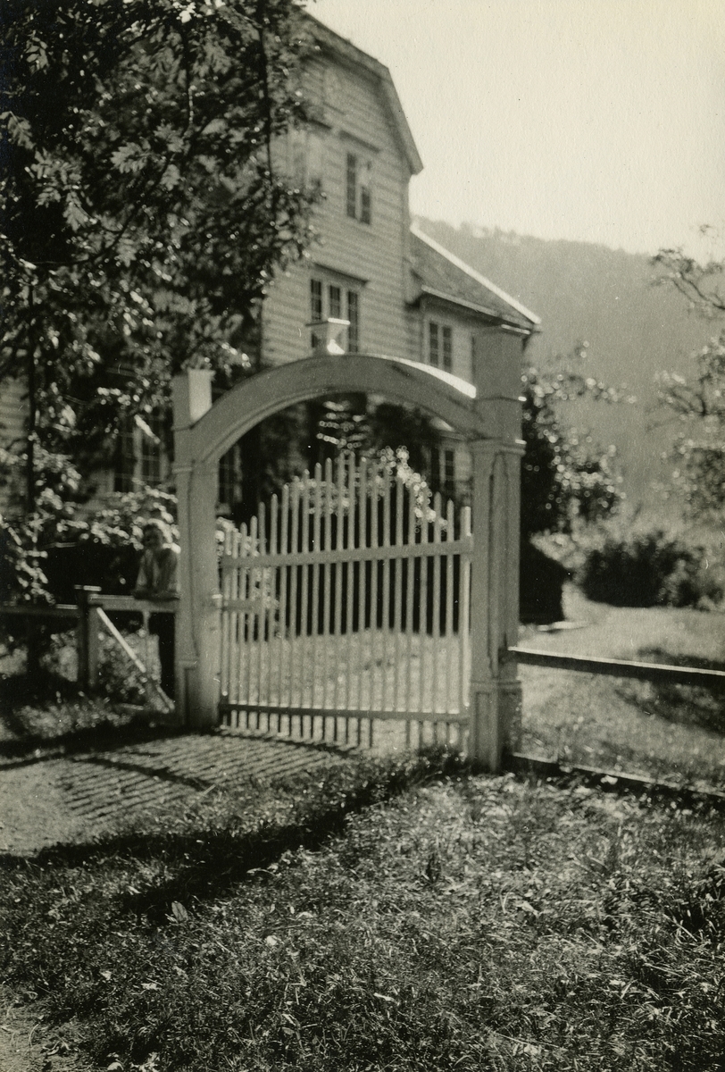Motiv av porten ved gården Solnør i Skodje.