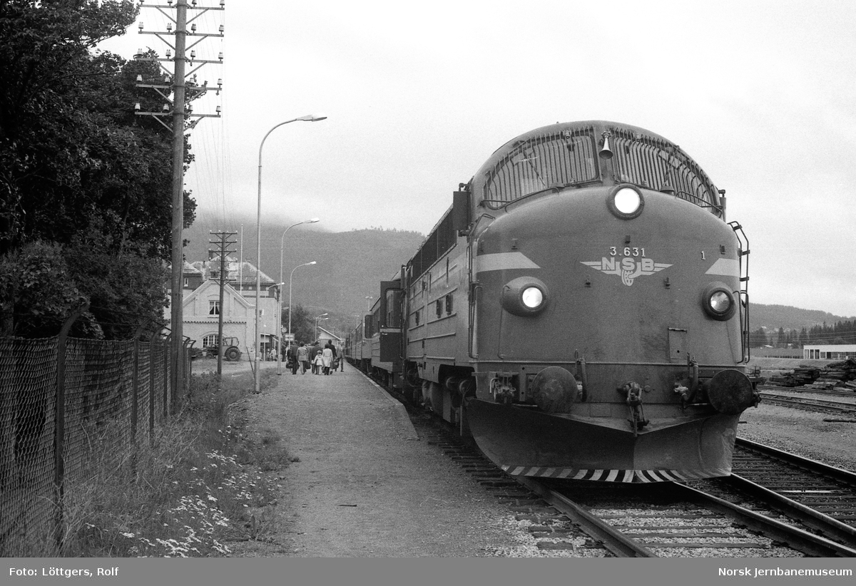 Diesellokomotiv Di 3 631 med dagtoget fra Trondheim til Bodø, tog 451, på Mosjøen stasjon. Bytte av lokomotivfører. Til høyre dagtoget fra Bodø til Trondheim, tog 452