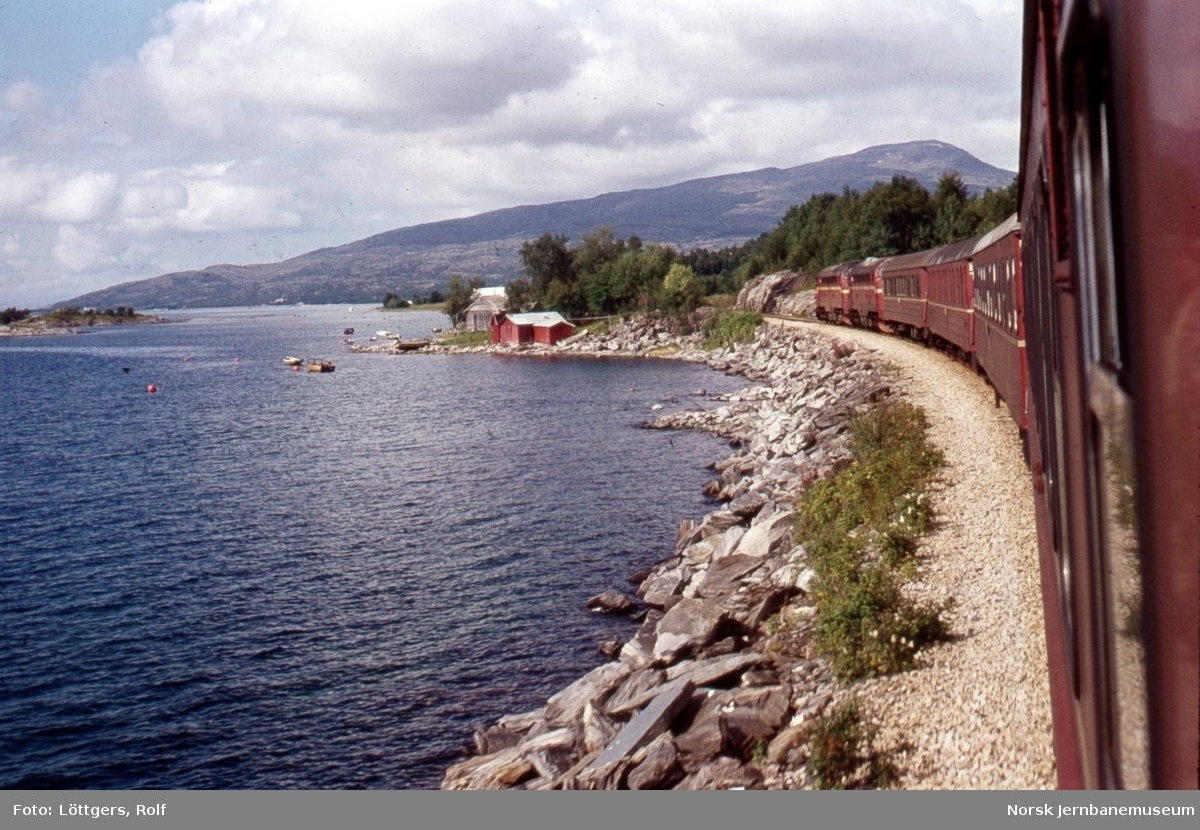 Diesellokomotiv  Di 3 630 og Di 3 605 med nattoget fra Trondheim til Bodø, tog 455, underveis mellom Fauske og Bodø. Den fremste vognen i toget, en kafeteriavogn, ble koblet til i Mo i Rana