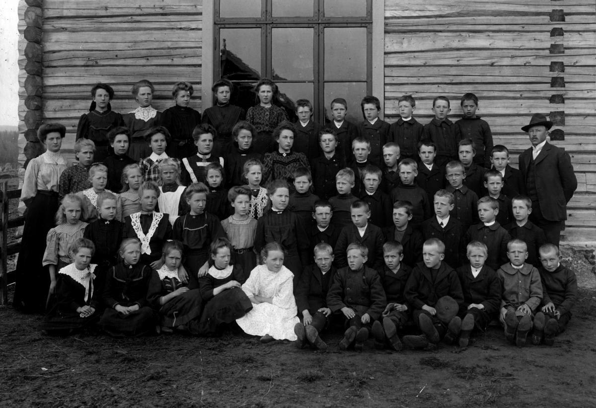 Torgerstuen skole ca.1910.
Elever og lærere:  Anne Mellum t.v. og O.H. Haugen t.h.