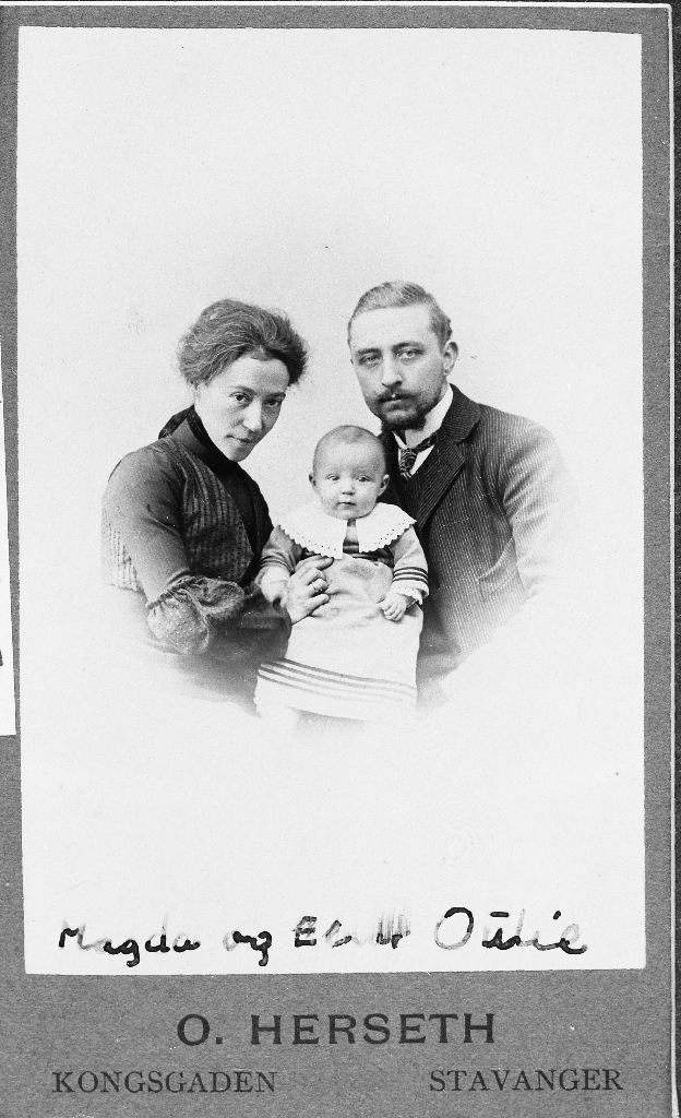 Familien til fotograf E. Oulie og kona Magda med dottera Tulli.