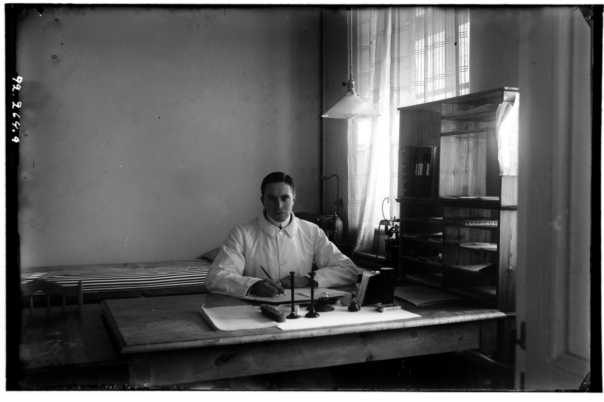 Hålahults sanatorium, interiör, underläkare A.D.M. Bonnert sitter vid ett skrivbord anställd 1/11 1916 - 15/8 1918