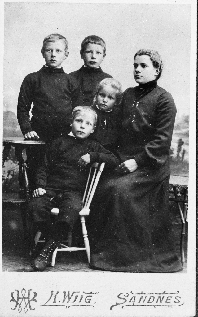 Søskenflokk, 2 jenter og 3 gutar. Sitjande på stolen framme Mandius Time (1897 - ), bak han, Inga Time (1899 - 1996) og t. v. Marie Olava Time (1889 - ). Bak står Petter Time (1894 - )  og Martin Time (1892 - )