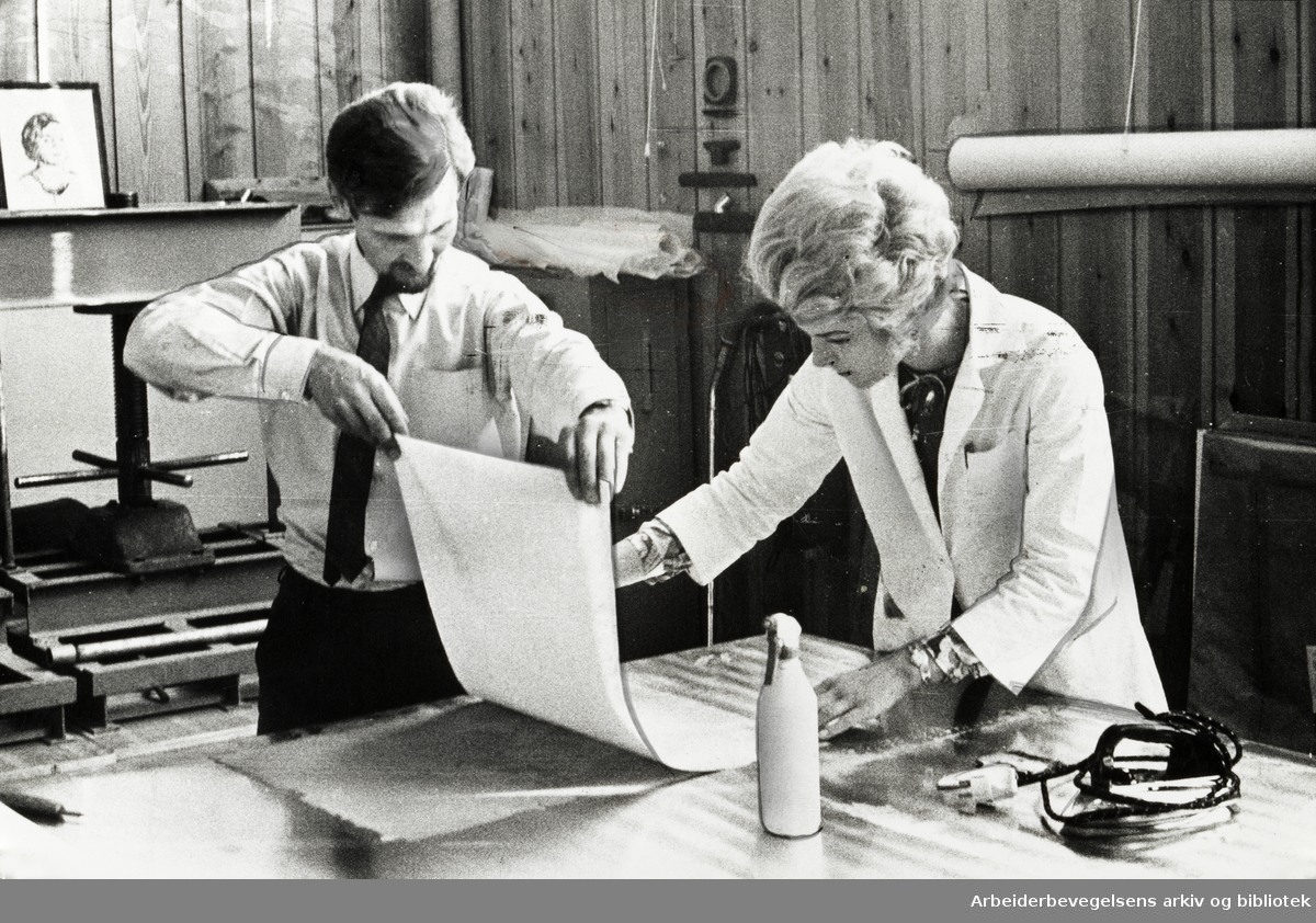 Munch-museet. Restaurasjonsavdelingen. Restauratør Thurmann-Moe og hans kone, Anne Marie assisterer. September 1971