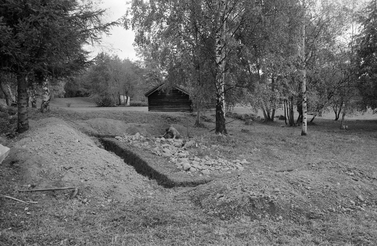 Graving av fundamentgrøfter for "Nybyggerhuset" , Borderudstua, Utvandrermuseet på Domkirkeodden, Hedmarksmuseet. 
 HDH. 93, F. O. M. 10418 T. O. M. 10429.