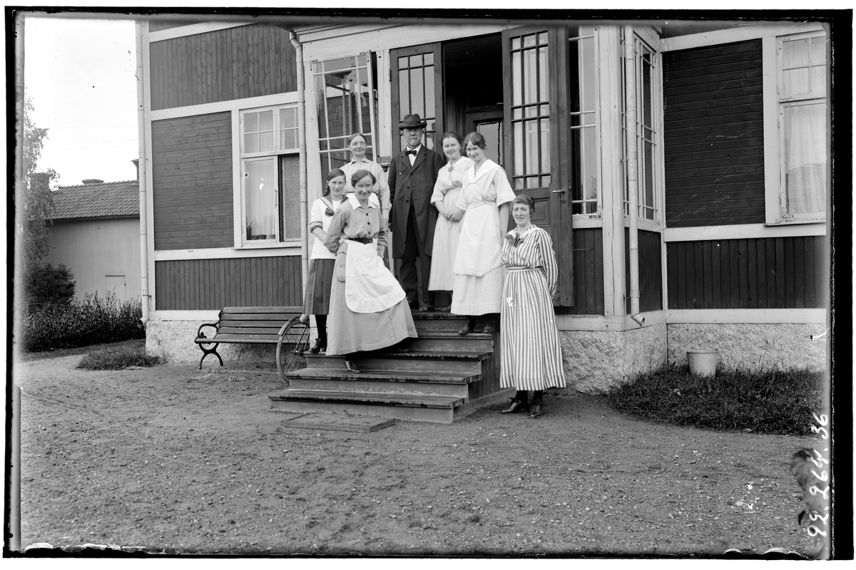 Hålhults sanatorium, exteriör, trähus, sex kvinnor och en man på trappan överläkare C.E. Waller 1/1 1900