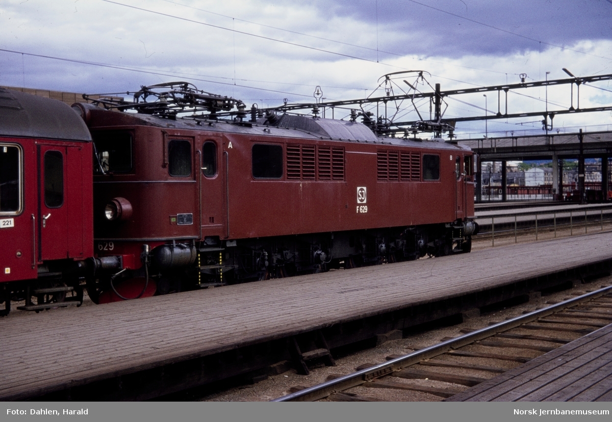 Svensk elektrisk lokomotiv F 629 med ekspresstog til København på Oslo Østbanestasjon