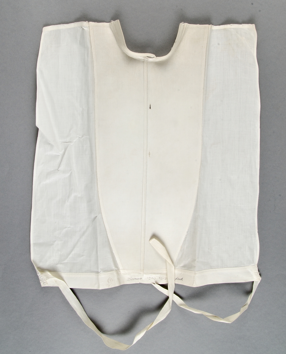 Ett skjortbröst av glansstärkt linne med sidor av bomullslärft. Två bomullsband i sidorna.