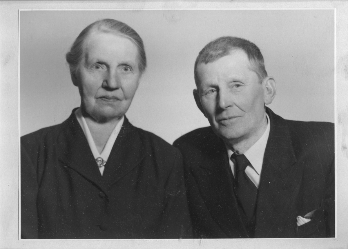 Familiebilde av ekteparet Marit og Eivind G. Lome ca 1949.