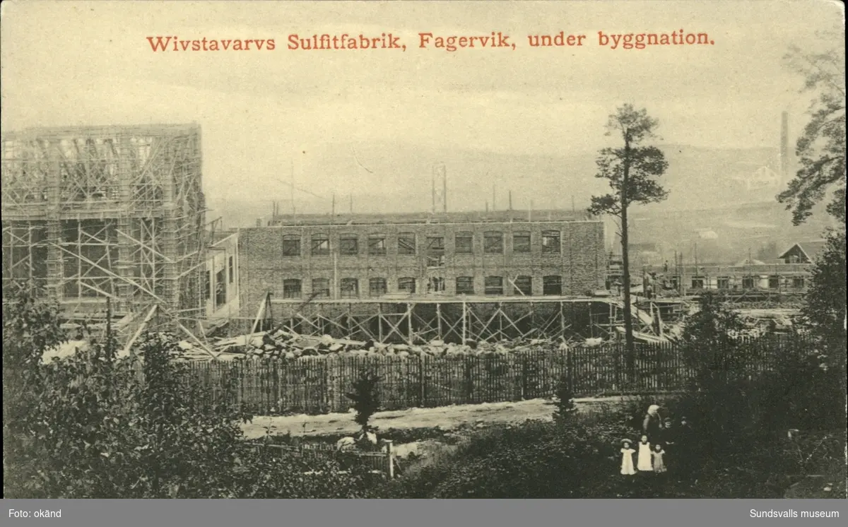 Vykort med motiv över Vivstavarvs Sulfitfabrik i Fagervik under uppbyggnad.