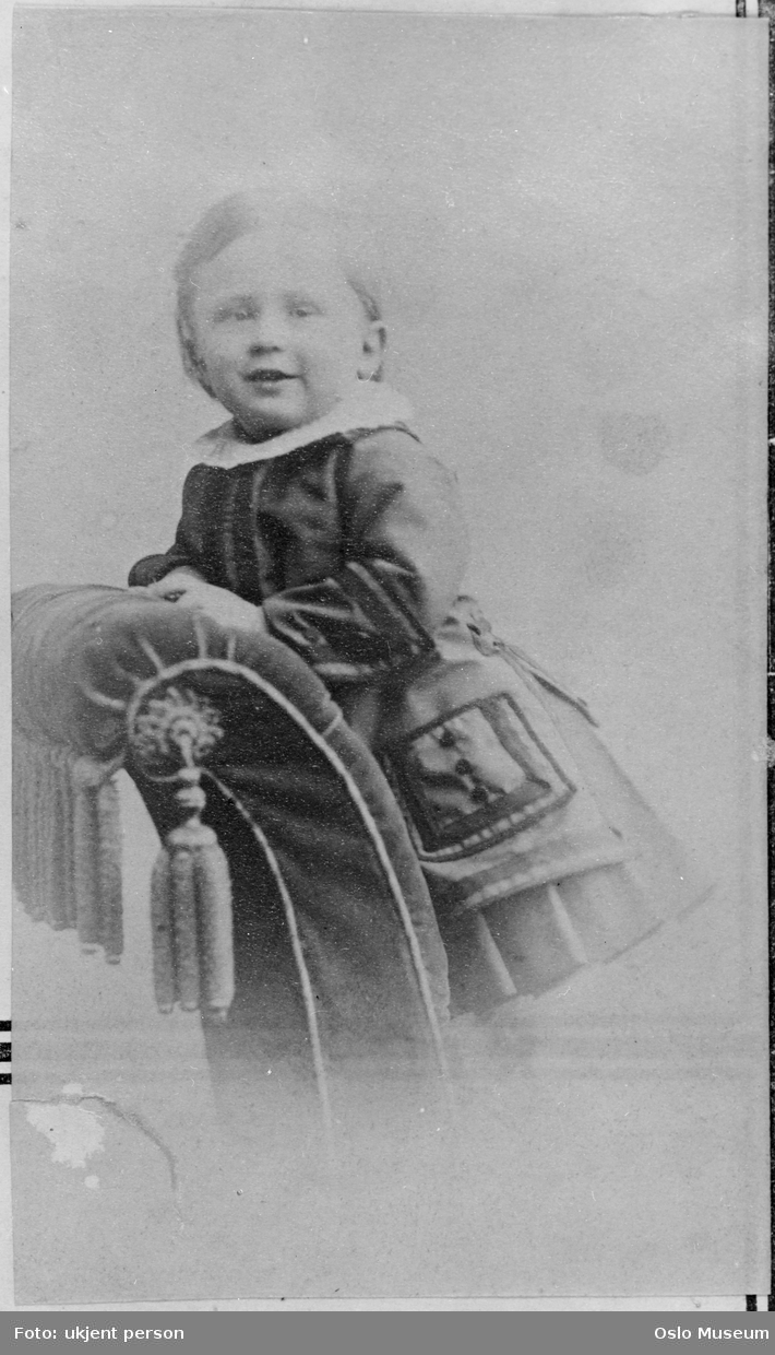 portrett, gutt, stående helfigur i stol