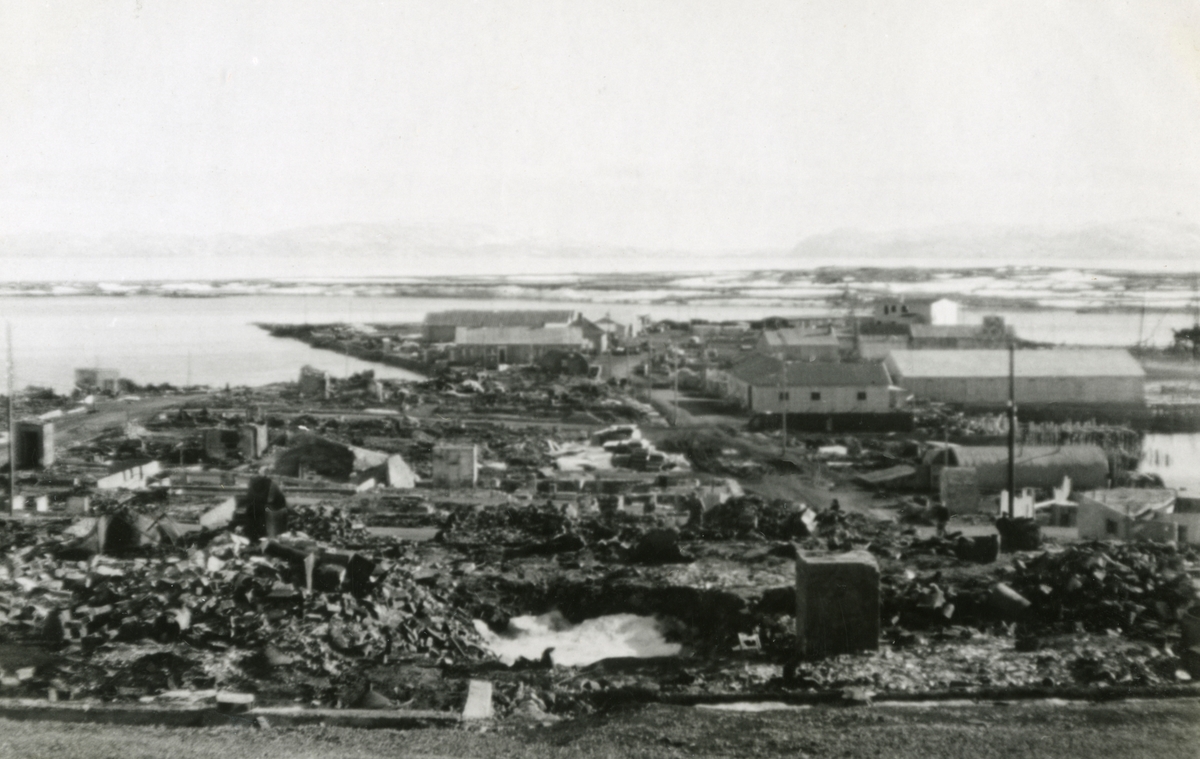 Vadsø sentrum i ruiner etter storbombingen under Andre verdenskrig, 1946. Ørtangen.