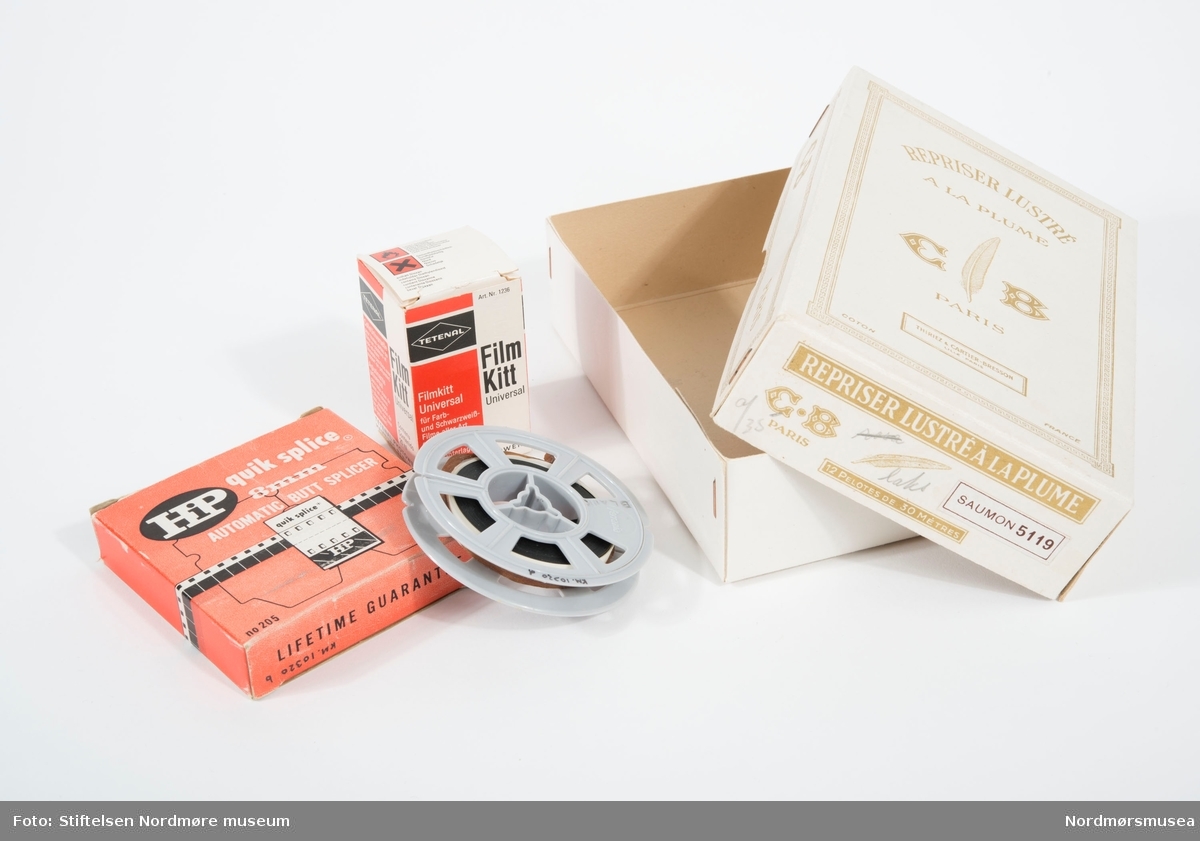 En gull og hvitfarget trådsnelleeske som oppbevarer filmutstyr. Inneholder en filmrullspleiser, filmkitt og en filmrull.