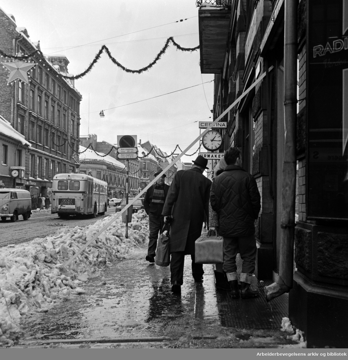 "I sentrum hadde mange gårdeiere selv sørget for å rydde fortauene. Men faren truet ovenfra. Flere gående ungikk med snau klaring snørasene, mens andre ble truffet". Storgata. Desember 1967.