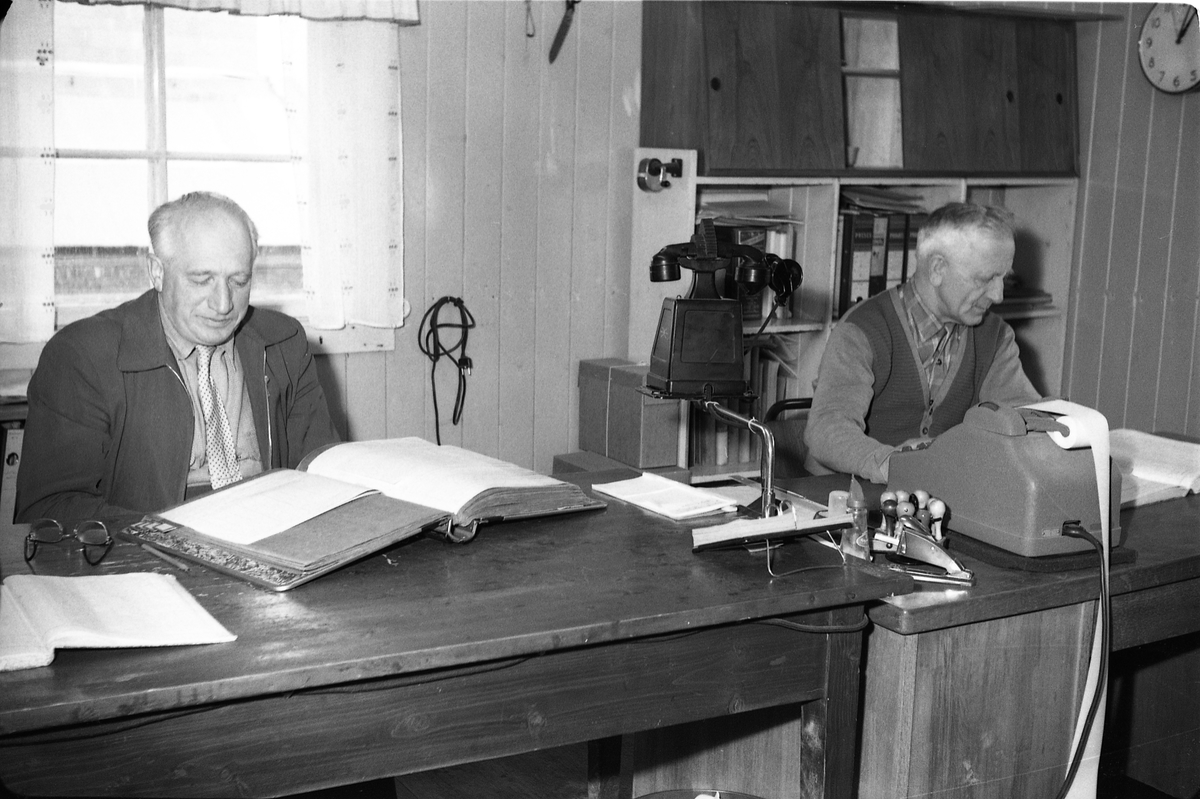 To bilder fra kontoret ved Toten Potetmelfabrikk på Lena høsten 1960. Mannen til høyre er Ole Alfstad, til venstre Ottar Moen.